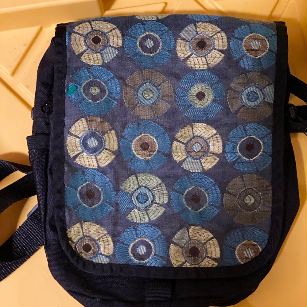 Light weight cross-body handbag